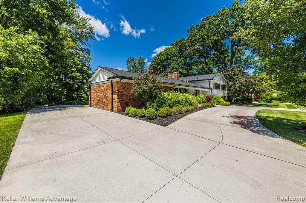 5722 Raven Road Bloomfield Hills, MI 48301 - Photo 3 of 34