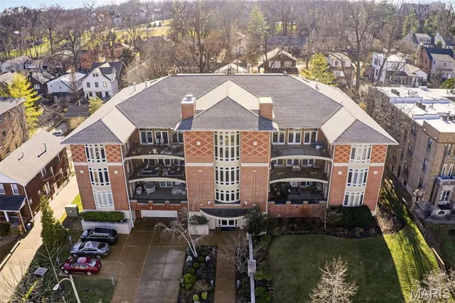 $649,900 | 7320 Forsyth Boulevard, Unit 204, University City, MO 63105