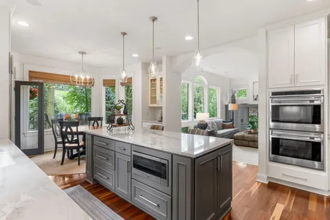 $1,995,000 | 710 Shadyview Lane North, Plymouth, MN 55447