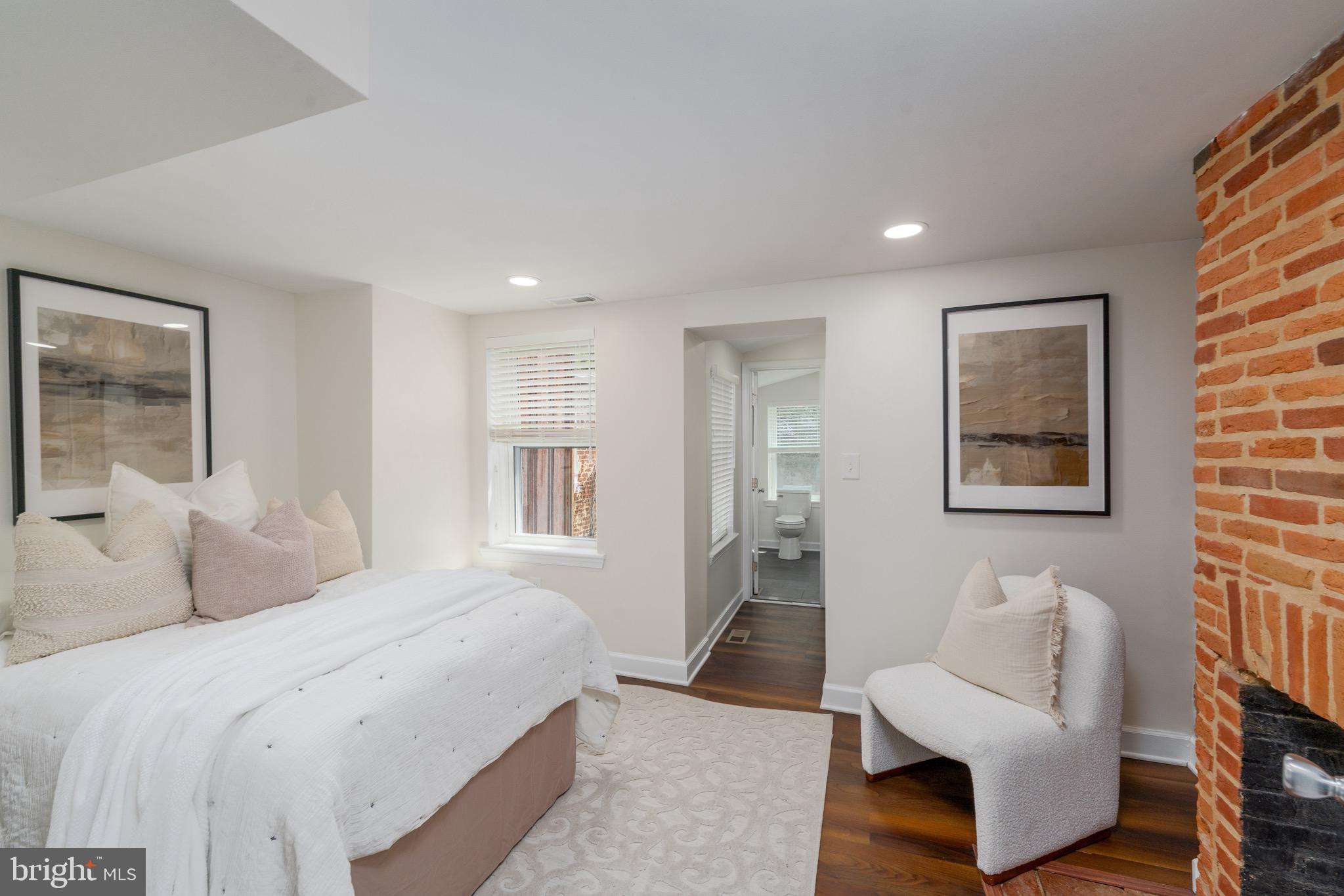 123 East Cross Street Baltimore, MD 21230 - Photo 24 of 33 a bedroom with a bed and a couch