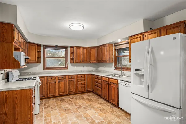 $389,900 | 1652 Hilda Drive, Lake Holiday, IL 60548