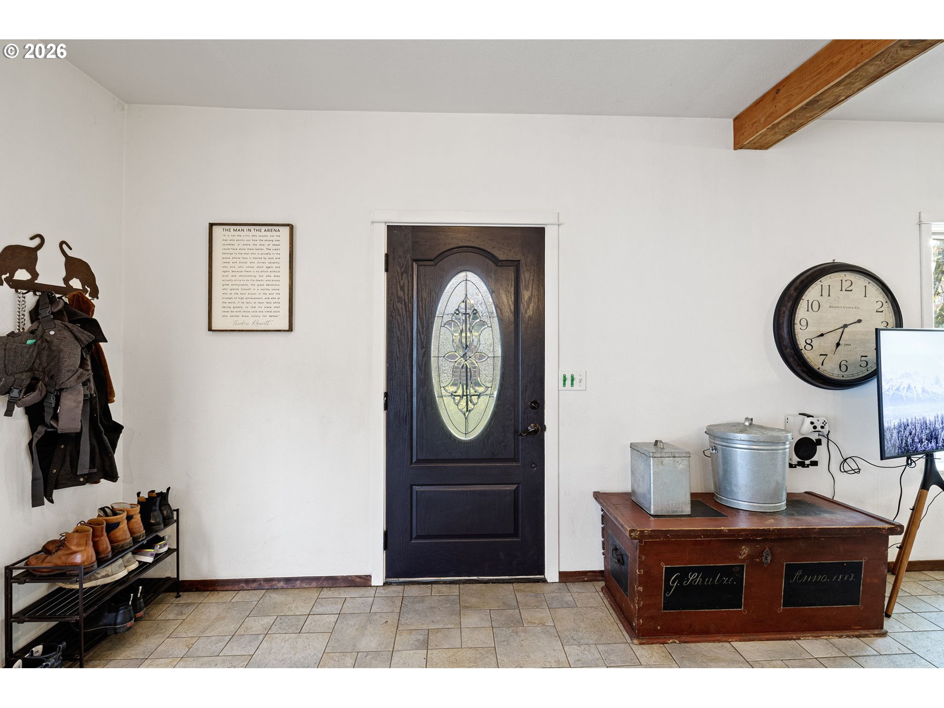 777 Oak Street Oakland, OR 97462 - Photo 11 of 45 a living room with furniture and a mirror