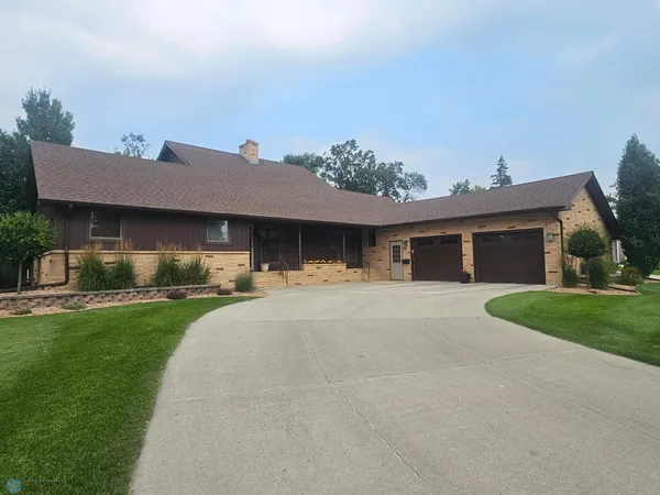 $450,000 | 1615 4th Street North, Wahpeton, ND 58075