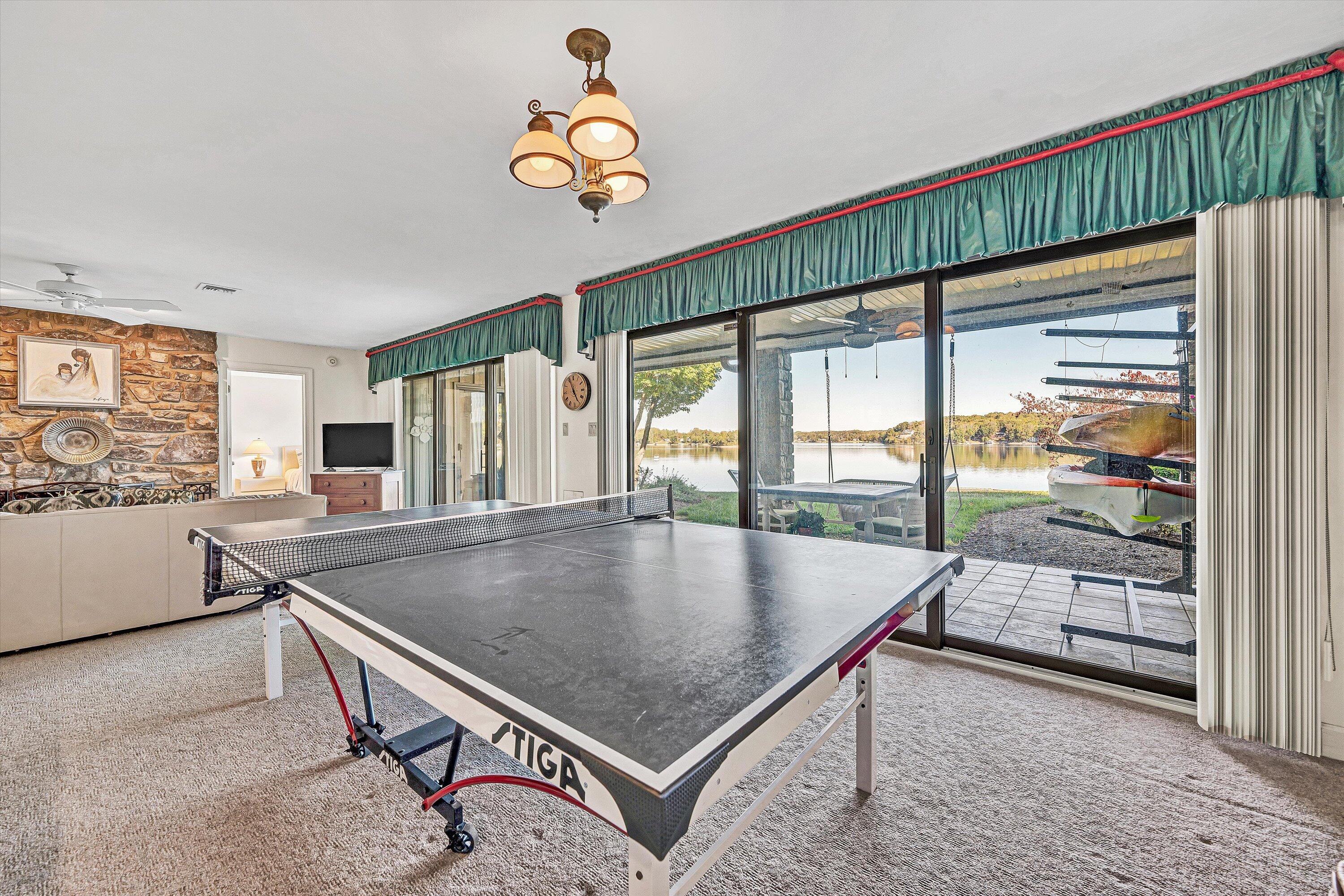 112 Gangplank Circle Moneta, VA 24121 - Photo 34 of 56 a living room with a table