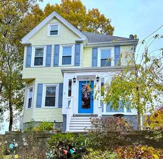 a view of house with a yard