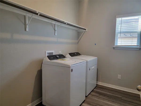 $2,350 | 109 Capella Way, Hutto, TX 78634