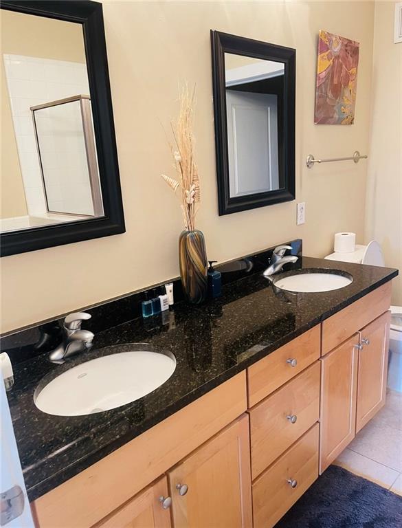 799 Hammond Drive Atlanta, GA 30328 - Photo 8 of 21 a bathroom with sinks and mirror