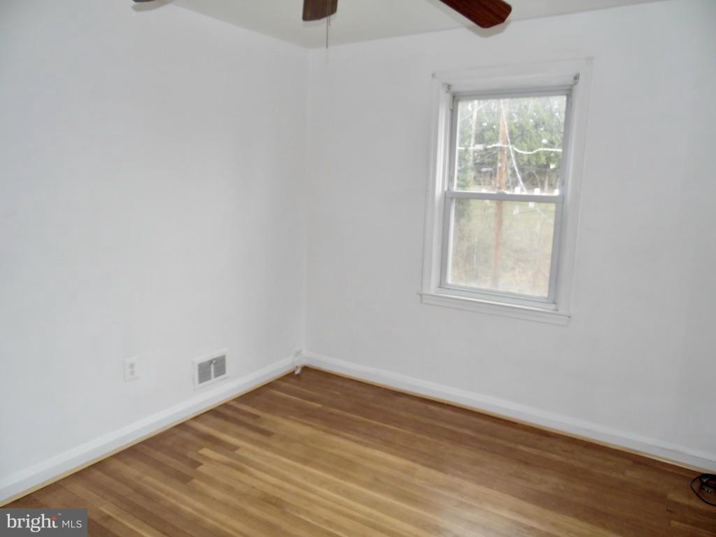111 Garden Ridge Road Catonsville, MD 21228 - Photo 14 of 21 an empty room with a window