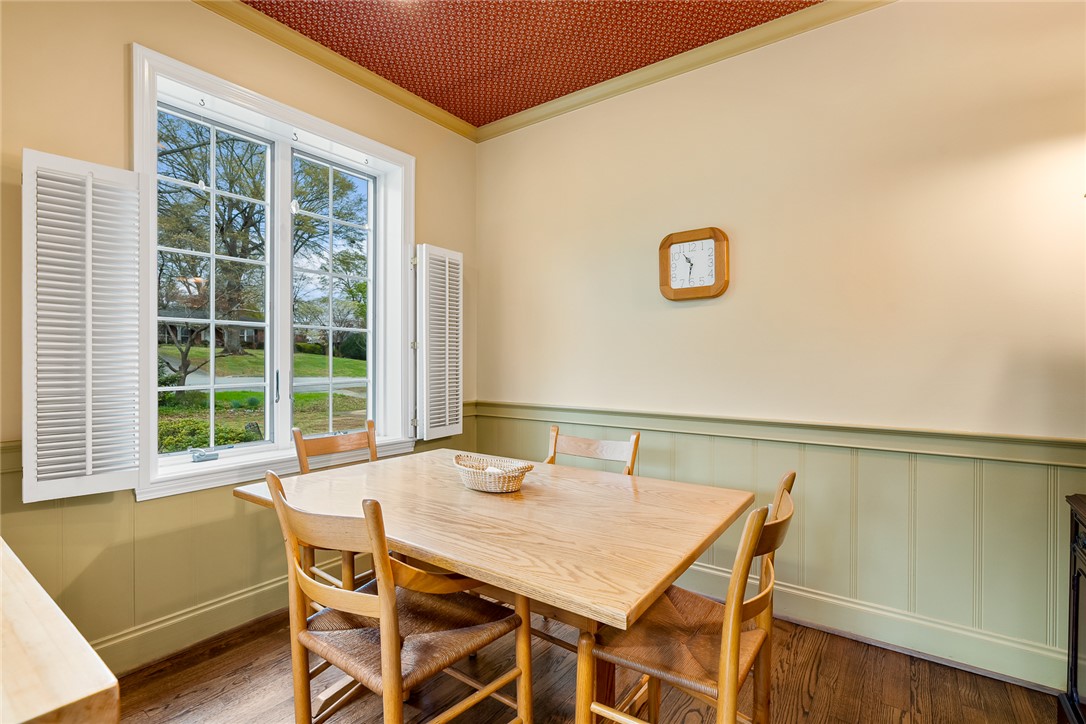 401 Berkshire Hill Anderson, SC 29621 - Photo 17 of 39 This bright and inviting breakfast nook offers a delightful spot for casual dining.