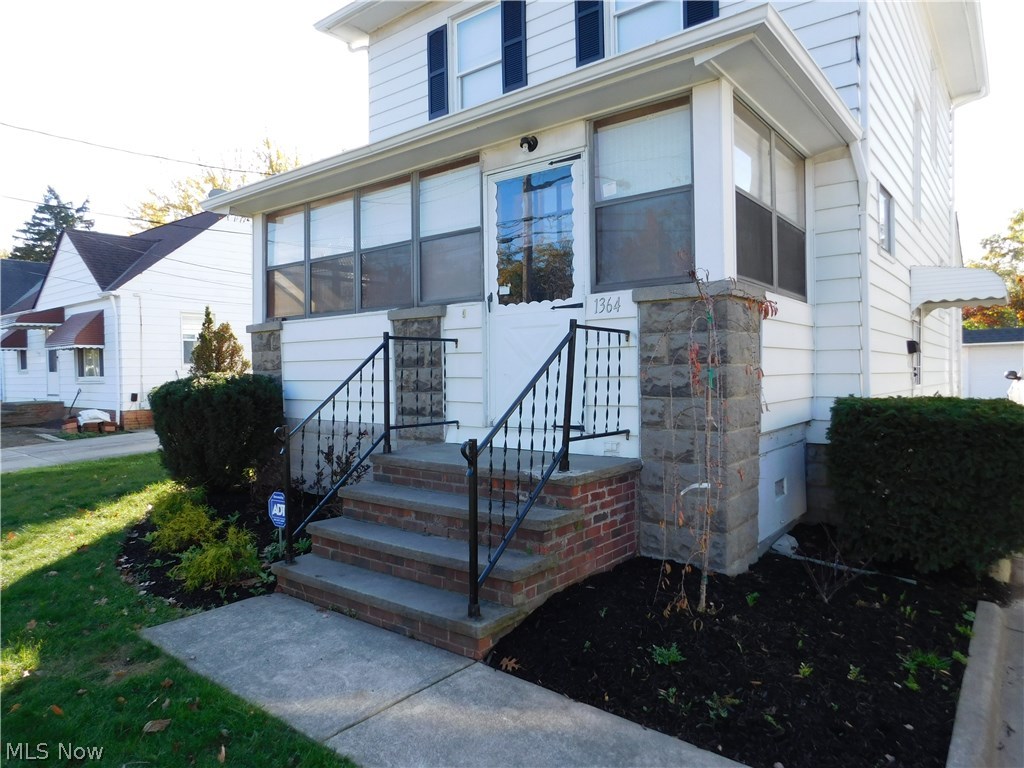 1364 Sunset Road Cleveland, OH 44124 - Photo 2 of 20