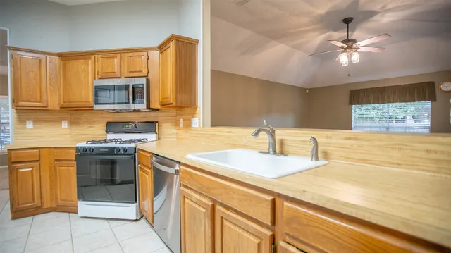 $1,950 | 401 Parkview Drive, Pflugerville, TX 78660