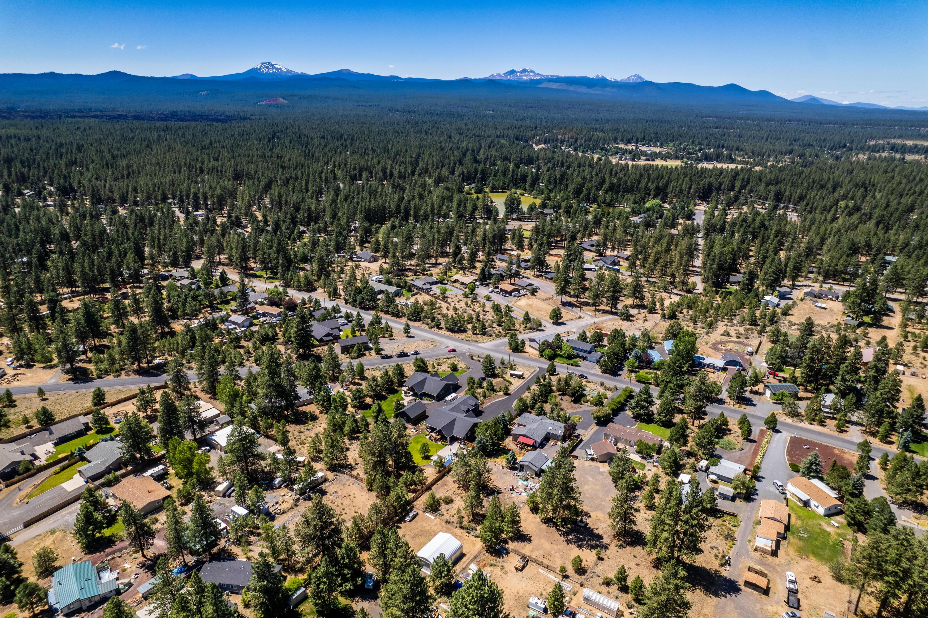 19525 Apache Road Bend, OR 97702 - Photo 45 of 47 a view of a city with mountain