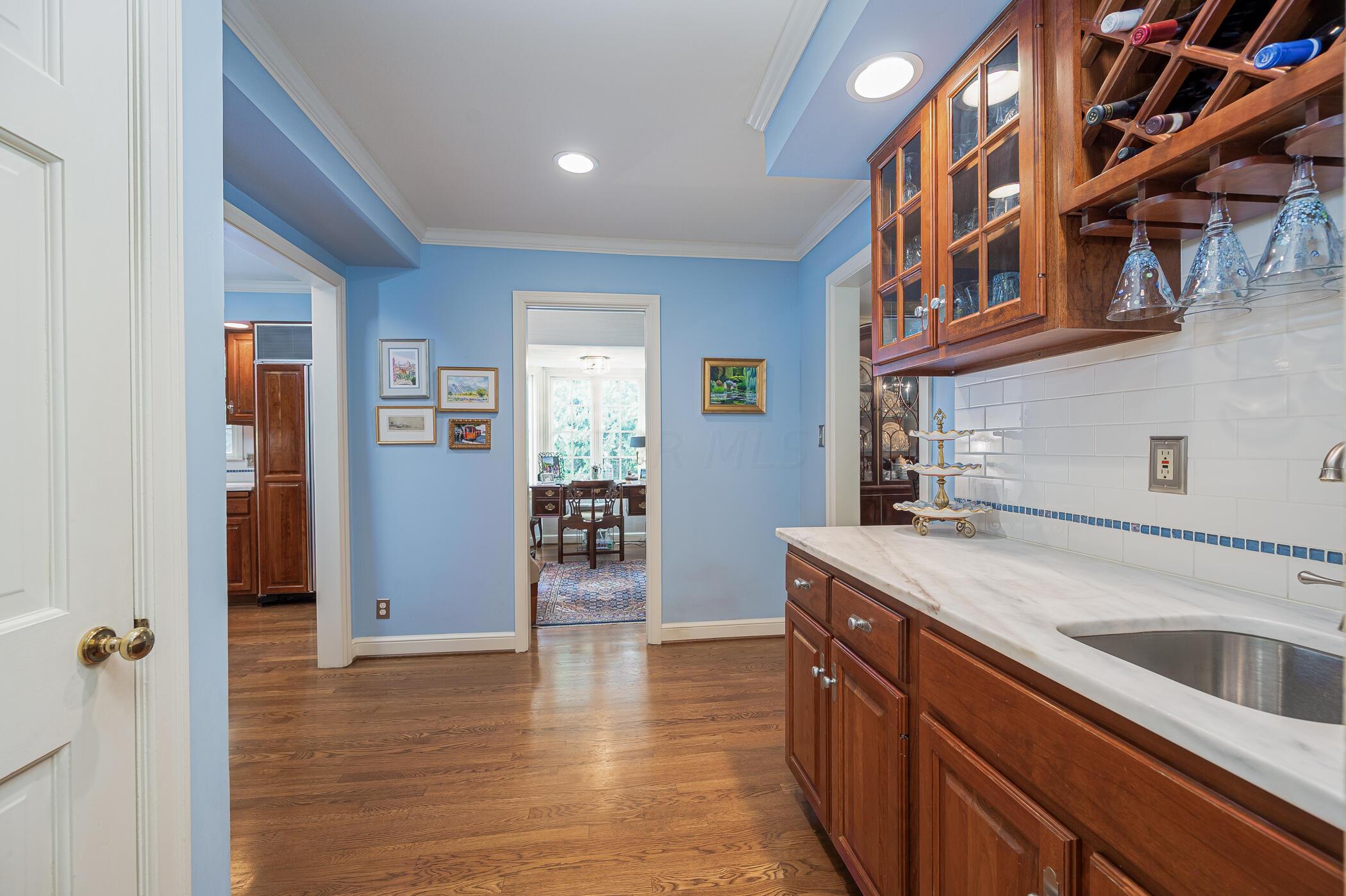 2035 Andover Road Columbus, OH 43212 - Photo 32 of 72 Wet bar