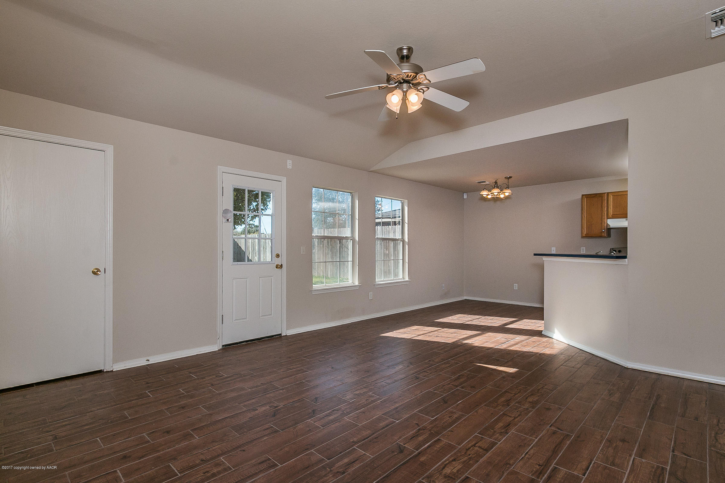 1173 Shasta Drive Amarillo, TX 79110 - Photo 4 of 19 004_Living Area