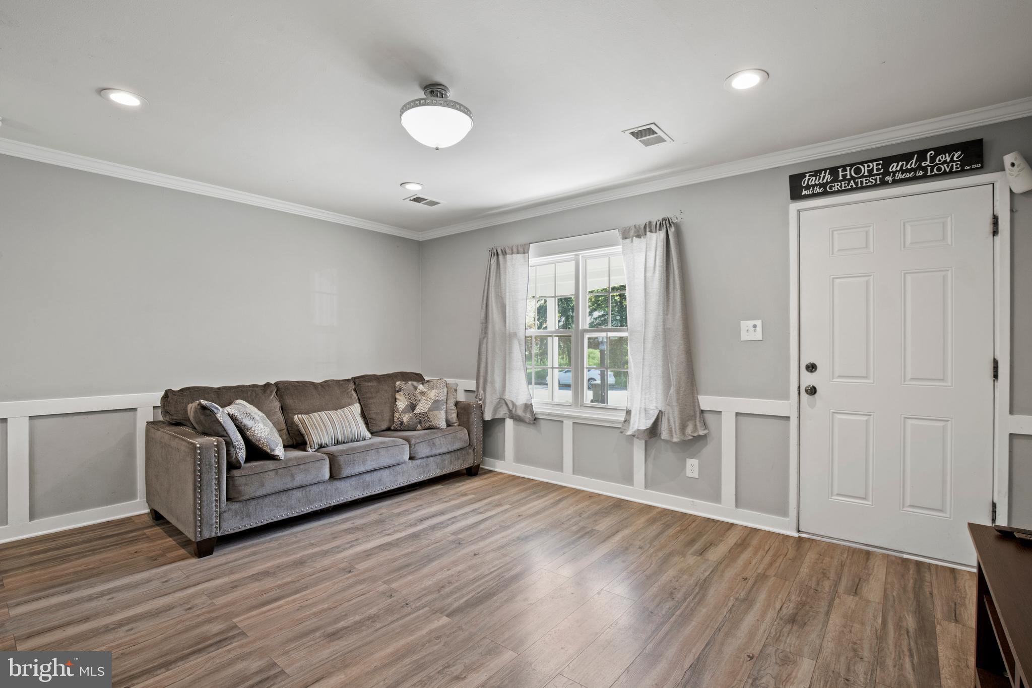 614 West Beech Road Sterling, VA 20164 - Photo 3 of 22 Gallery Image 3