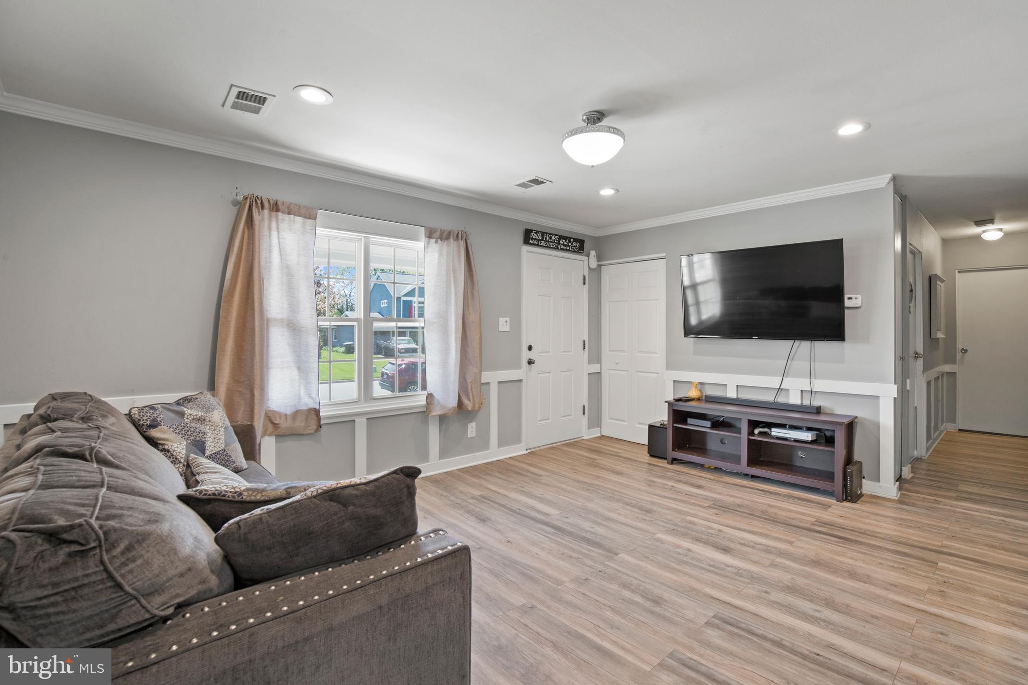 614 West Beech Road Sterling, VA 20164 - Photo 4 of 22 Gallery Image 4