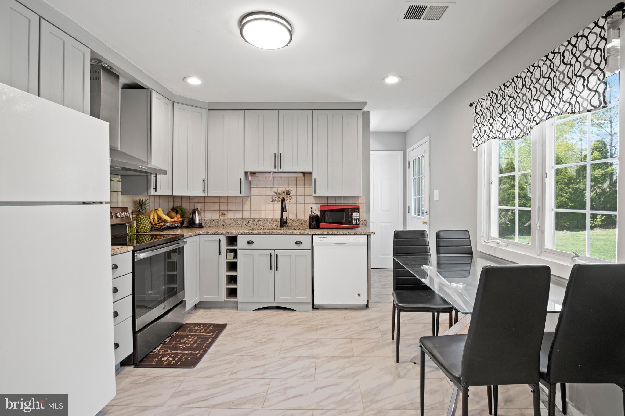614 West Beech Road Sterling, VA 20164 - Photo 6 of 22 Kitchen