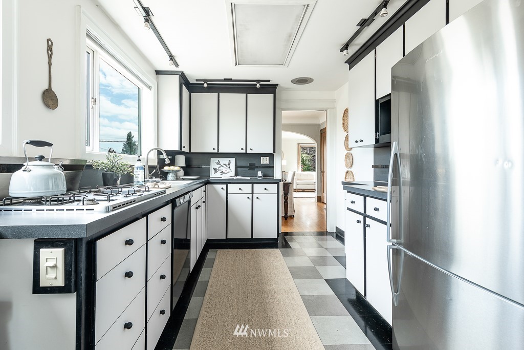 504 North 68th Street Seattle, WA 98103 - Photo 11 of 38