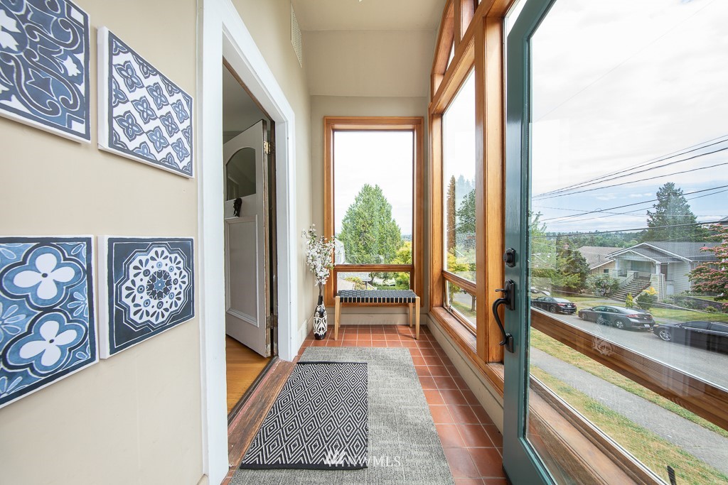 504 North 68th Street Seattle, WA 98103 - Photo 5 of 38