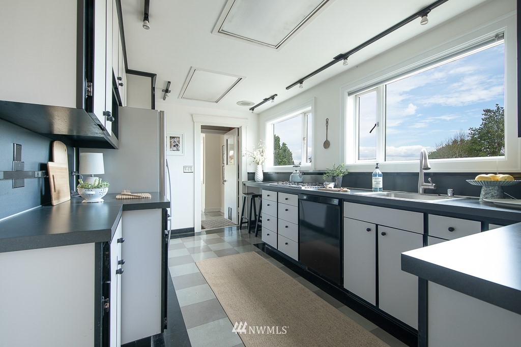 504 North 68th Street Seattle, WA 98103 - Photo 10 of 38