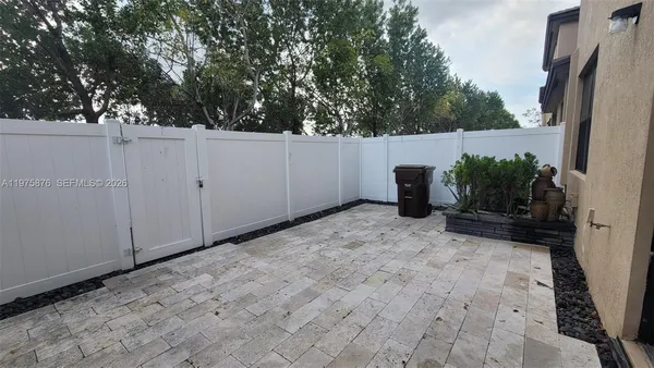 a view of a backyard