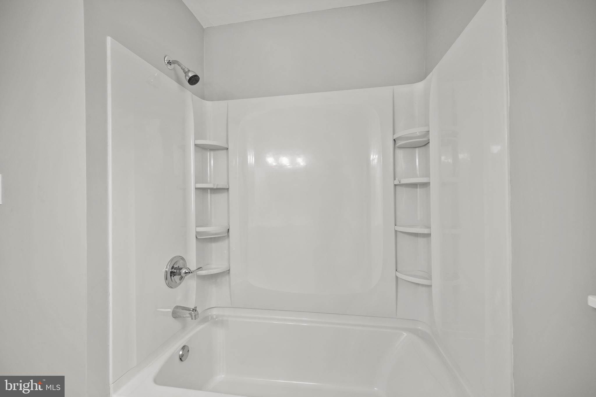 23 Lanford Road New Castle, DE 19720 - Photo 24 of 42 Tub Surround