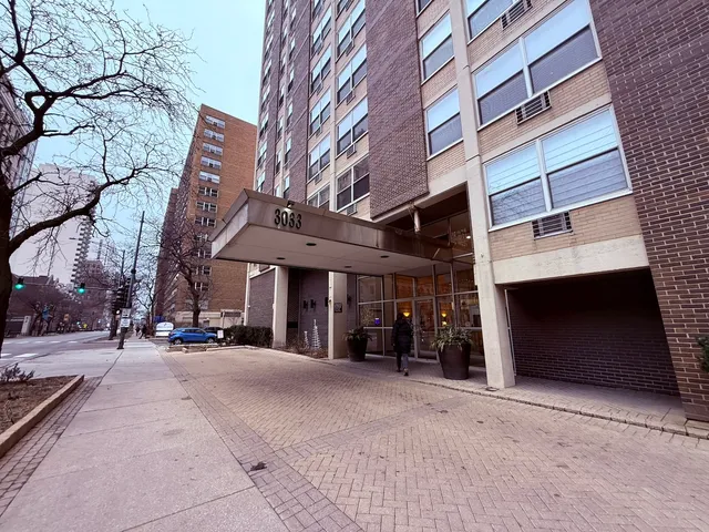 $2,500 | 3033 North Sheridan Road, Unit 809, Chicago, IL 60657