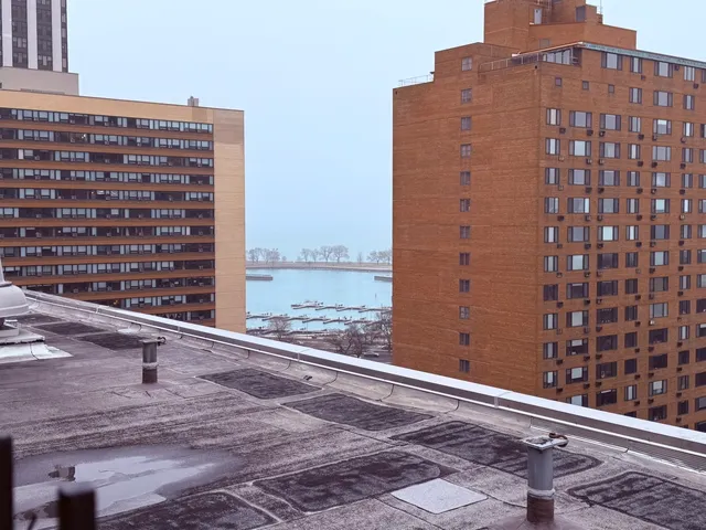 $2,500 | 3033 North Sheridan Road, Unit 809, Chicago, IL 60657