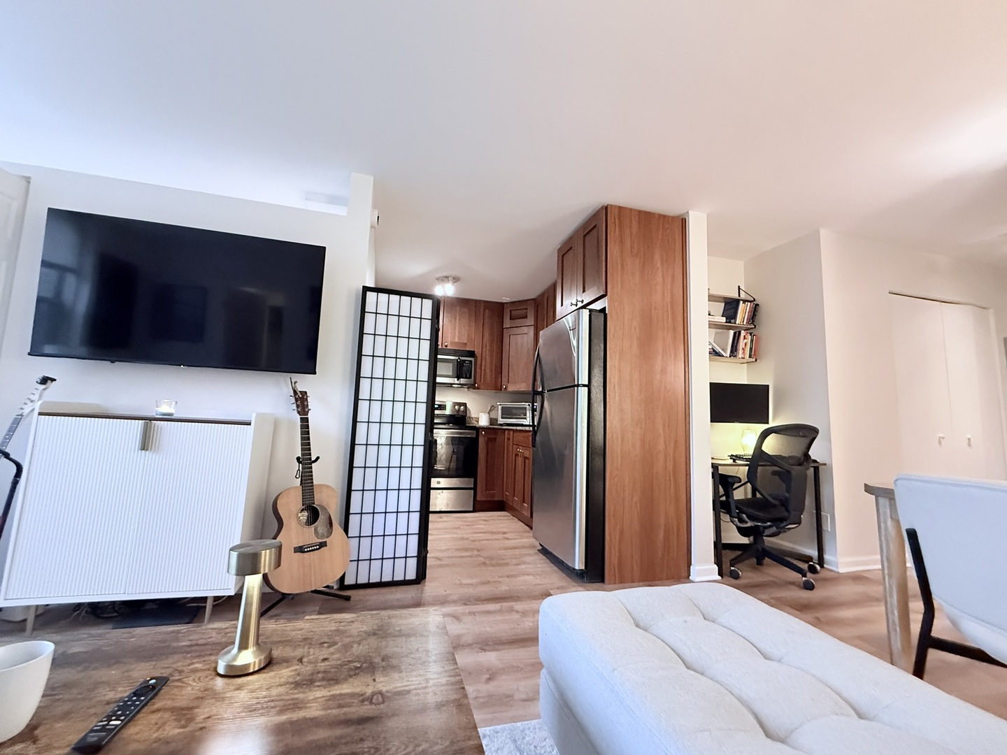 3033 North Sheridan Road, Unit 809 Chicago, IL 60657 - Photo 7 of 20 a living room with furniture and a flat screen tv