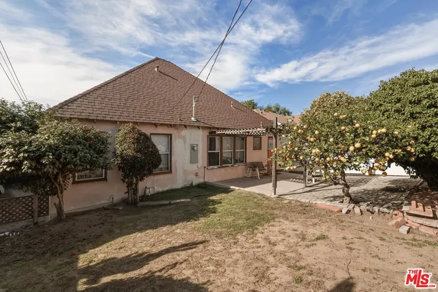 a house view with a backyard space