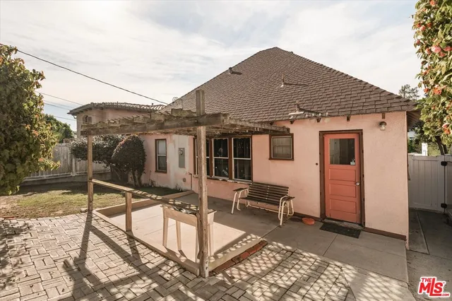 a house view with a backyard space