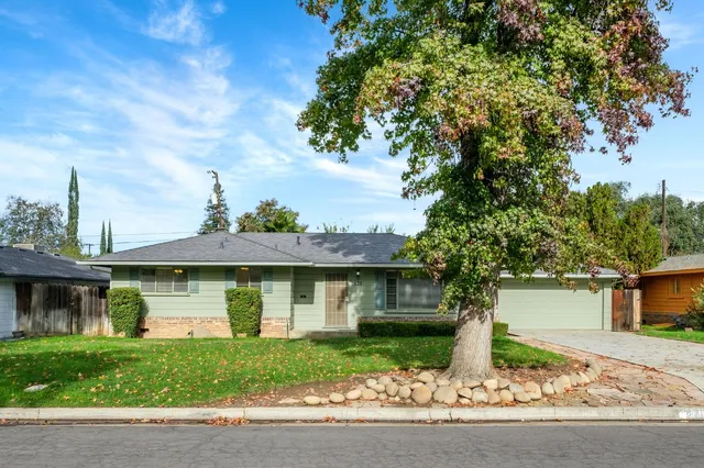 $2,300 | 829 East Garland Avenue, Fresno, CA 93704