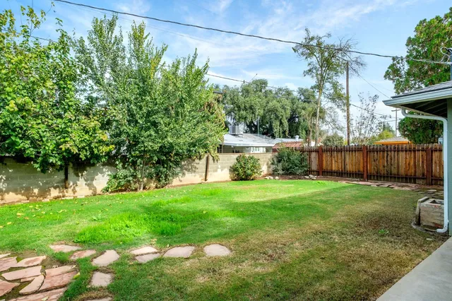 a view of a back yard