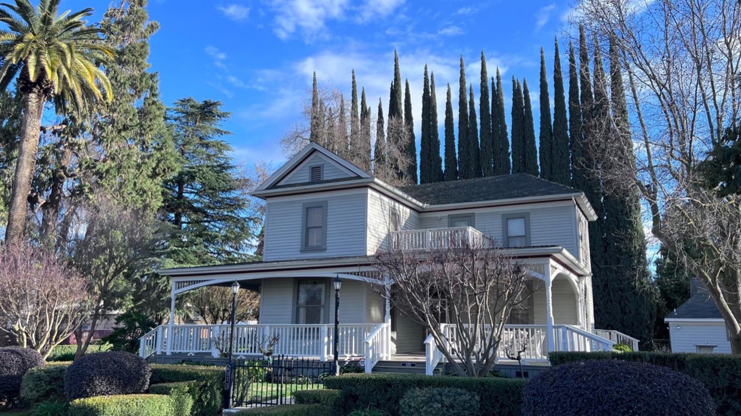 6375 Murphy Avenue Laton, CA 93242 - Photo 3 of 68 a front view of house with a garden