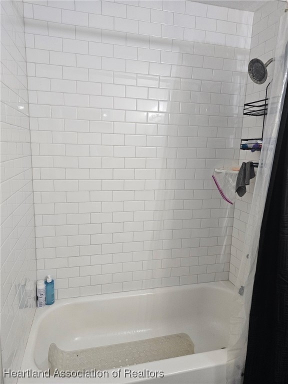 565 Stephens Road Wauchula, FL 33873 - Photo 21 of 36 a close up of a bathtub in a bathroom