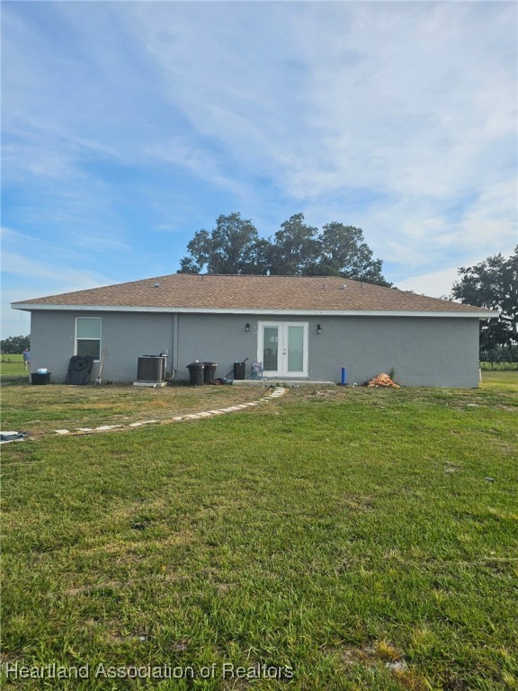 565 Stephens Road Wauchula, FL 33873 - Photo 3 of 36 a front view of a house with a yard