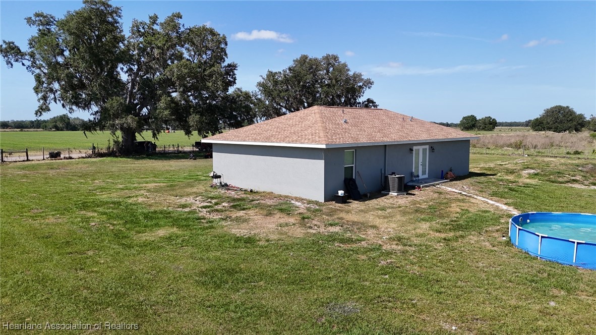 565 Stephens Road Wauchula, FL 33873 - Photo 6 of 36 a front view of a house with garden