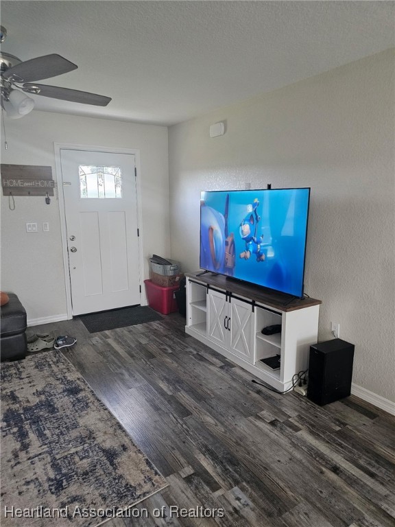 565 Stephens Road Wauchula, FL 33873 - Photo 8 of 36 a living room with furniture and a flat screen tv