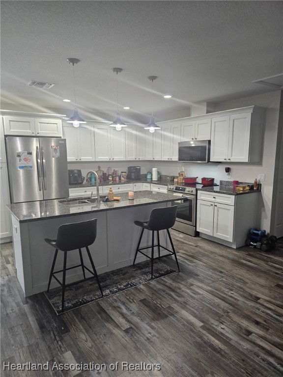 565 Stephens Road Wauchula, FL 33873 - Photo 10 of 36 a kitchen with a table chairs a sink and cabinets
