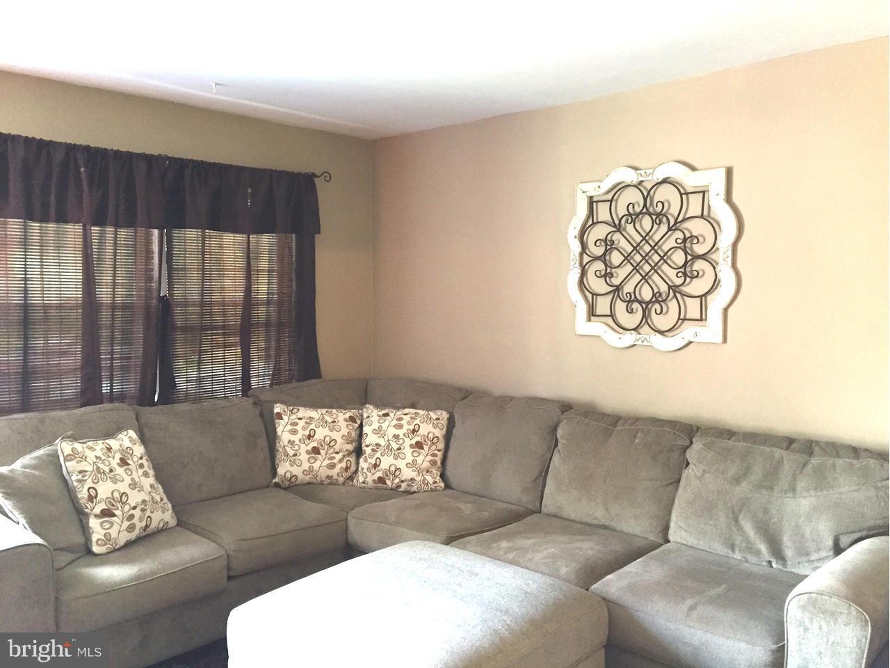 1731 Amuskai Road Baltimore, MD 21234 - Photo 5 of 25 Living Room