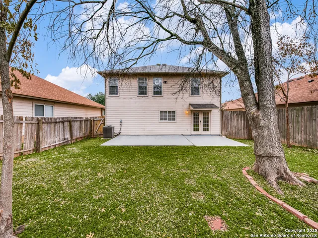 a view of a house with backyard