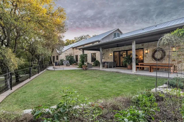 a view of a house with backyard and porch