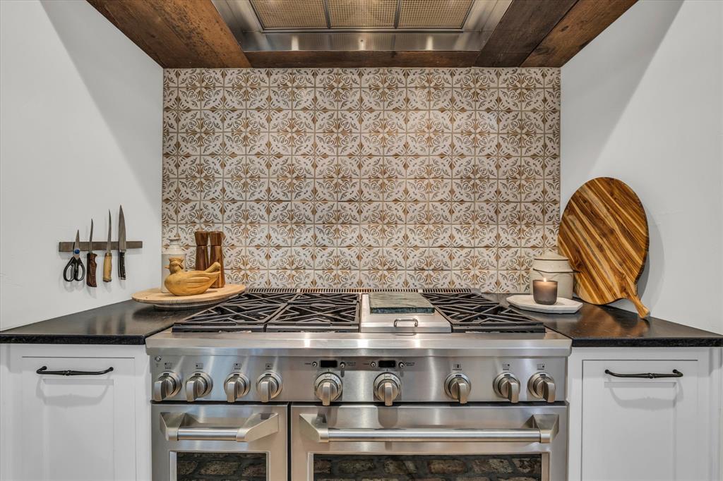 22 Samaritan Way Waco, TX 76705 - Photo 10 of 38 a stove top oven sitting inside of a kitchen