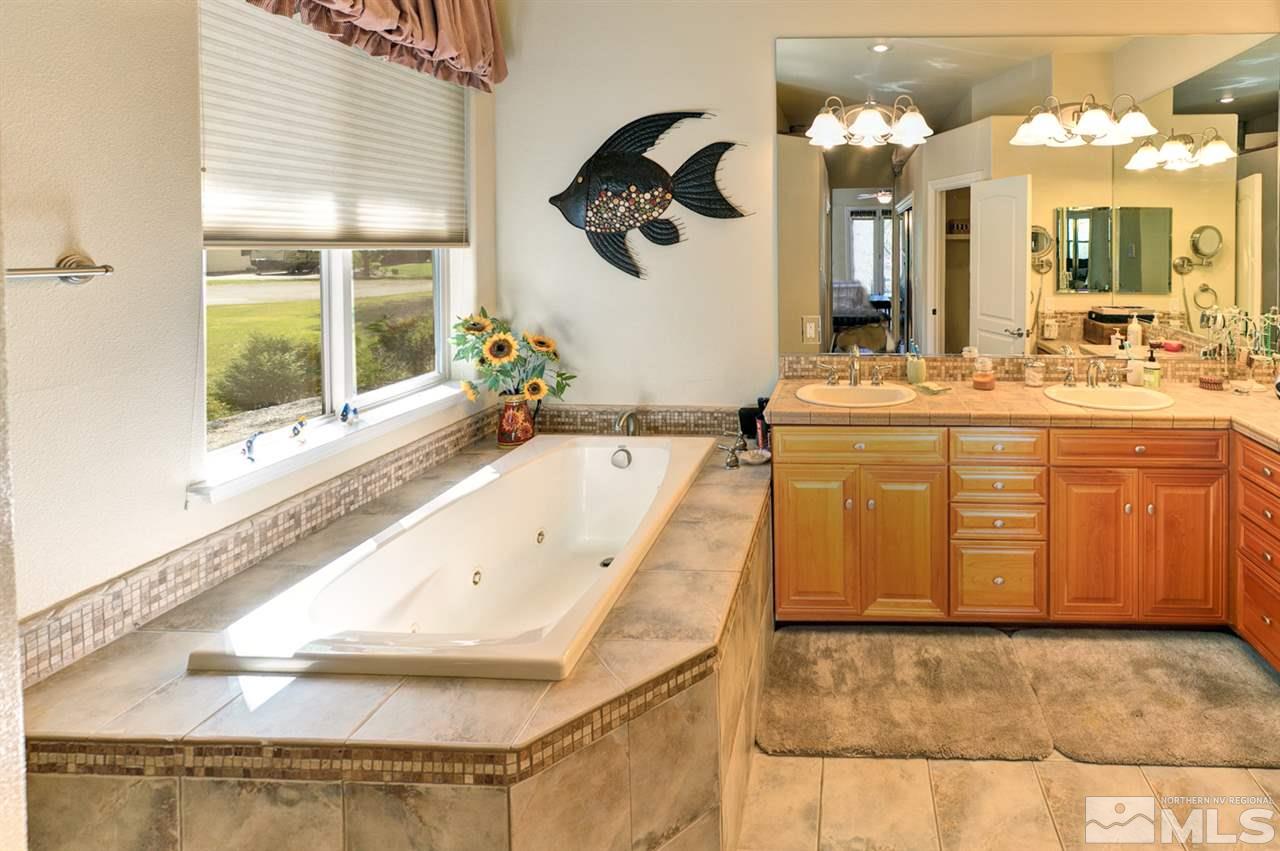 5610 Rivers Edge Drive Fallon, NV 89406 - Photo 21 of 25 a bathroom with a tub sink and mirror