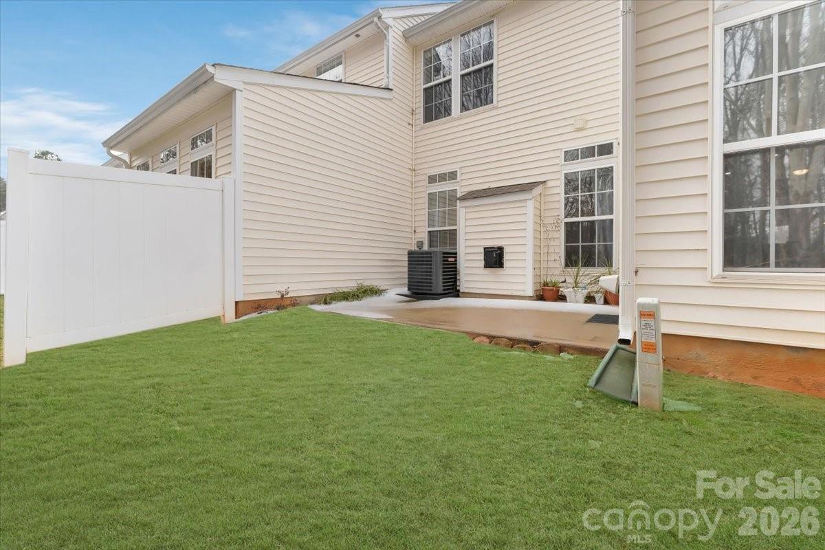 7948 Mariners Pointe Circle Denver, NC 28037 - Photo 33 of 39 a backyard of a house with seating space