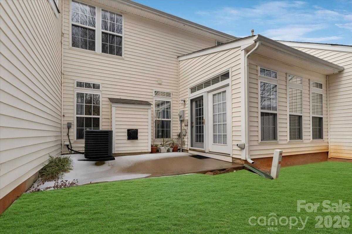 7948 Mariners Pointe Circle Denver, NC 28037 - Photo 34 of 39 a backyard of a house with table and chairs