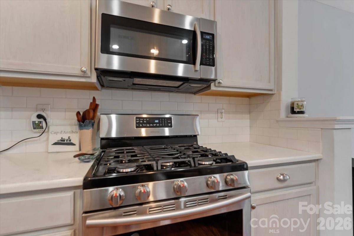 7948 Mariners Pointe Circle Denver, NC 28037 - Photo 8 of 39 a stove top oven sitting inside of a kitchen