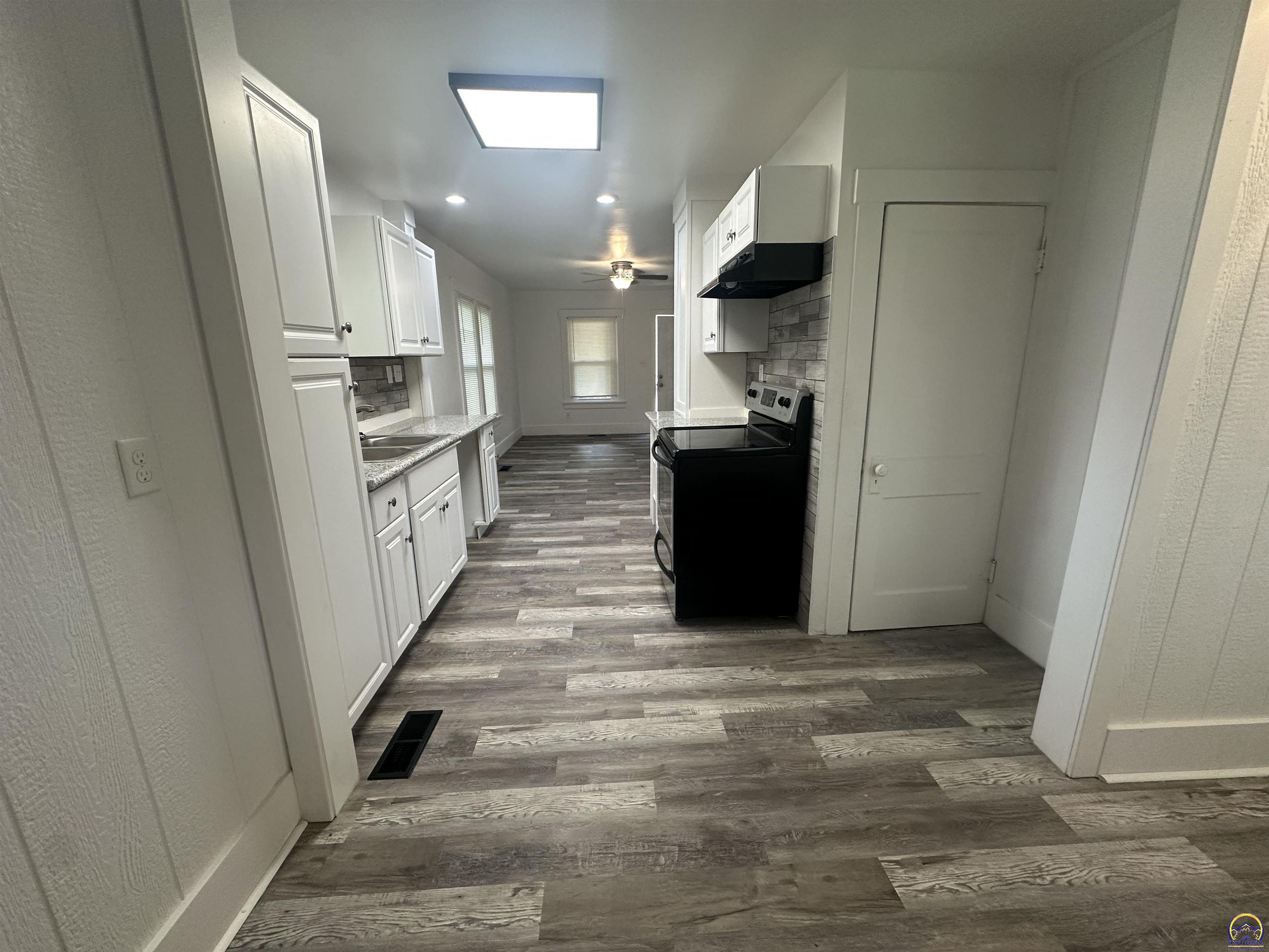 1113 Southwest Hampton Street Topeka, KS 66604 - Photo 12 of 17