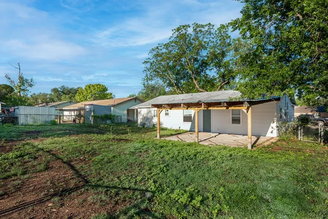 a view of a house with backyard