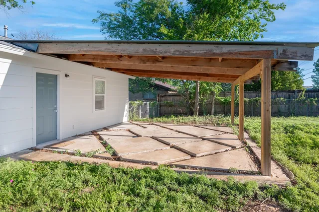 a view of a house with backyard and sitting area